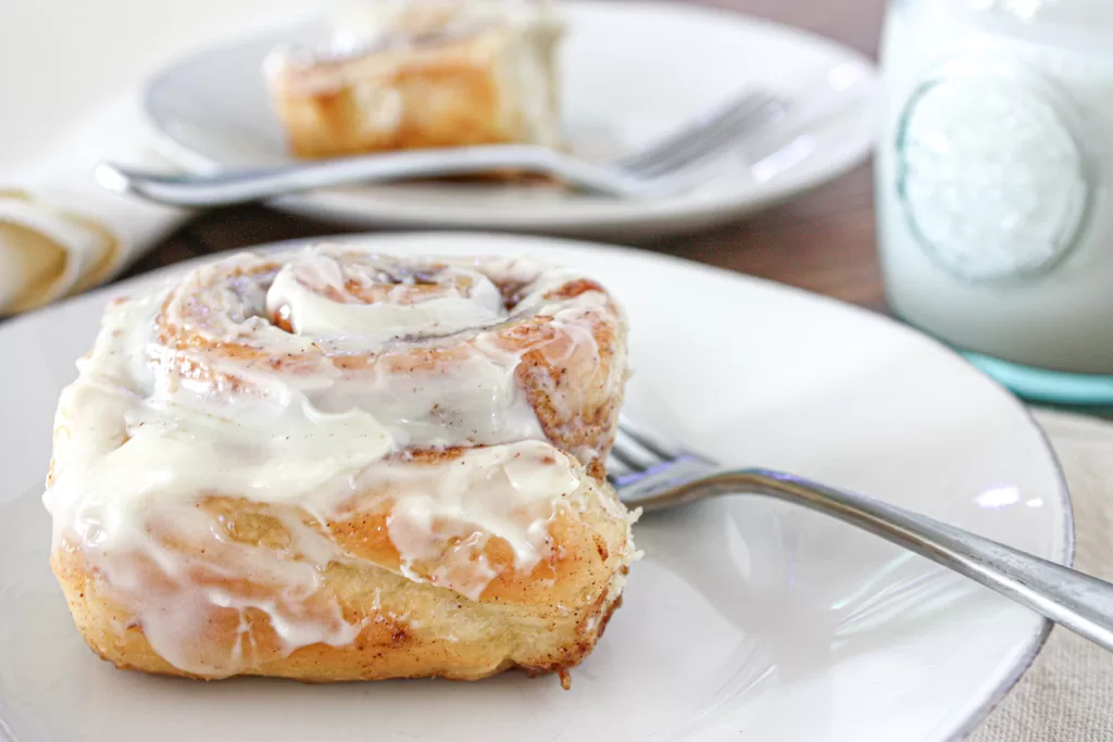 vegan cinnamon rolls with cream cheese frosting